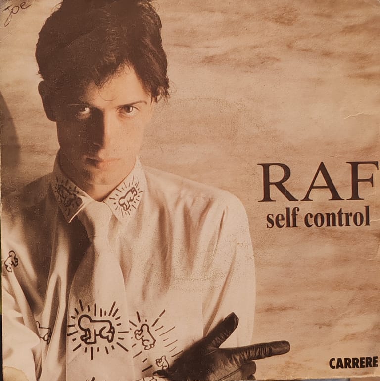 Pochette vinyle vintage de l'album "Self Control" de RAF, montrant l'artiste Raffaele Riefoli en chemise blanche ornée de motifs radiants inspirés de Keith Haring, portant un gant noir et pointant du doigt, avec le label Carrere.